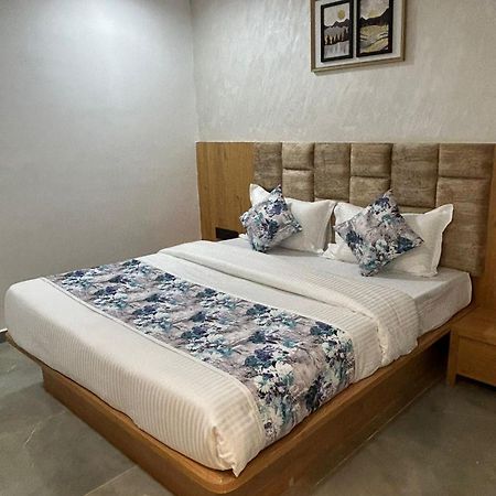 Hotel M Grand Ahmedabad Exterior foto
