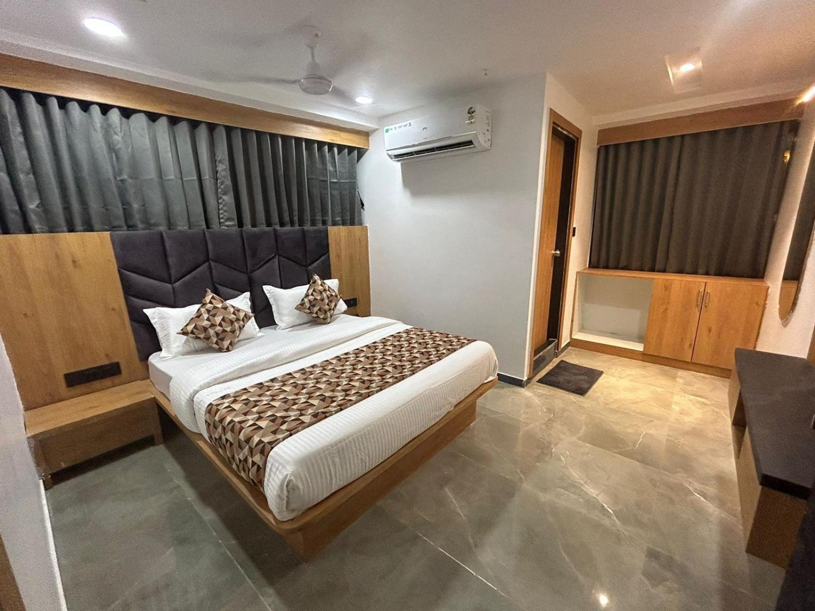 Hotel M Grand Ahmedabad Exterior foto