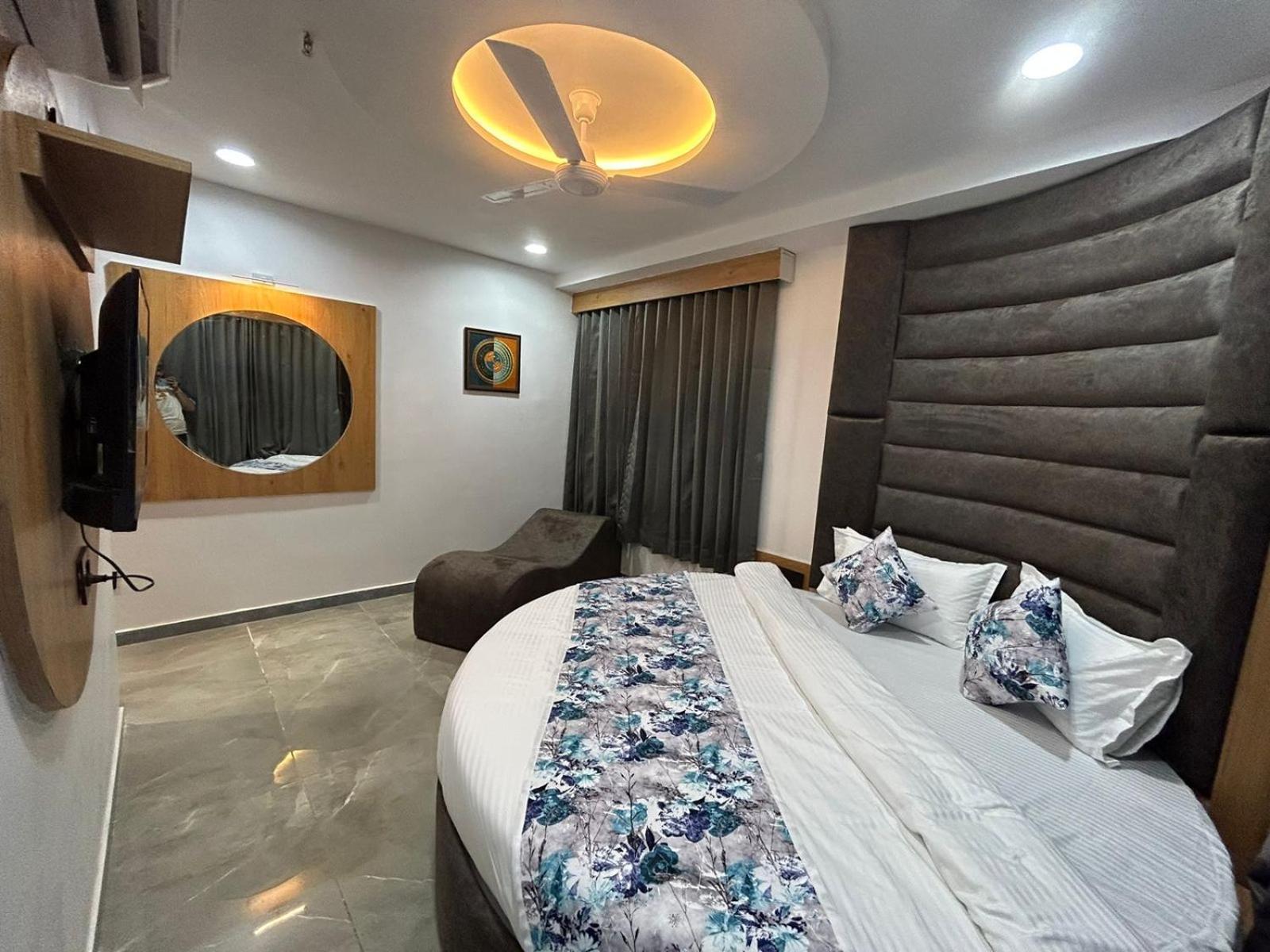 Hotel M Grand Ahmedabad Exterior foto